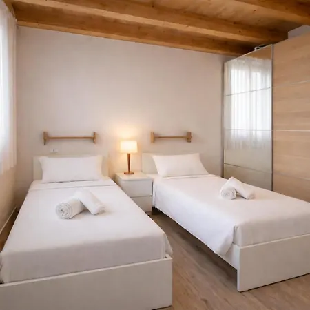 Alberti - Elegant, Spacious & Bright Villa *